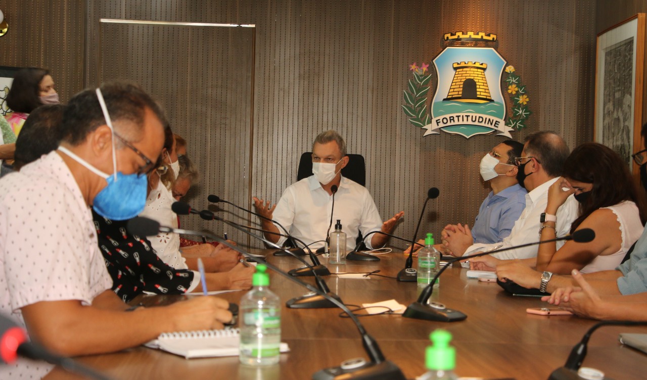 grupo de pessoas numa mesa de reunião